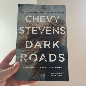 📚 4/25$ 📚 Dark Roads by Chevy Stevens | Thriller Book